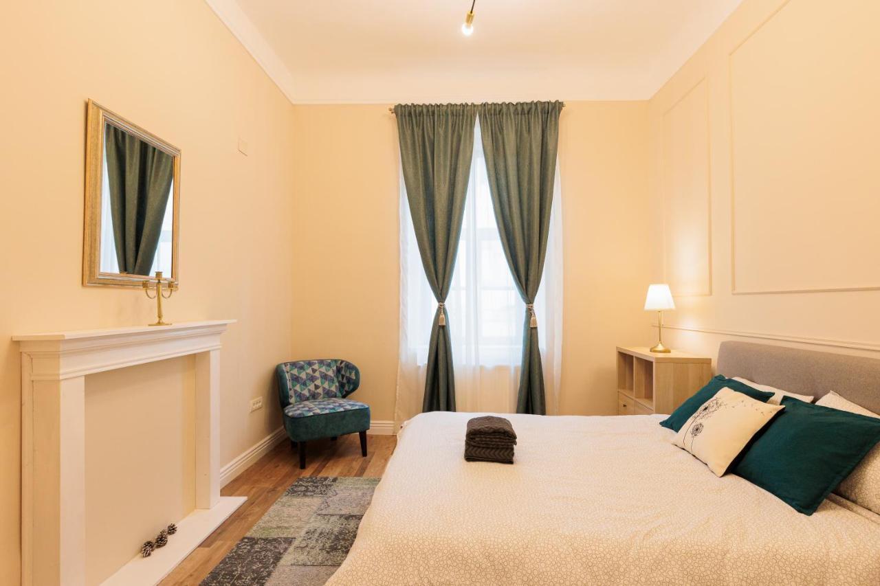 Cozy Apartment In The Historical City Center Timisoara Bagian luar foto